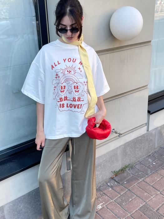 Oversized t-shirt milky all you need is love